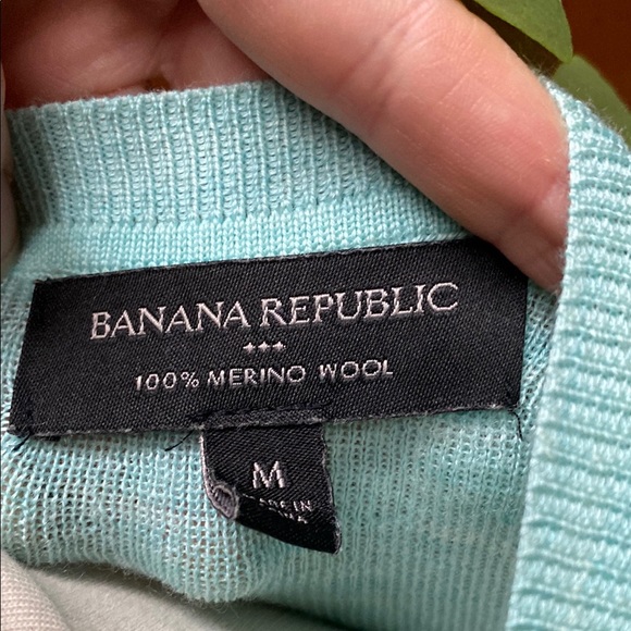 Banana Republic Merino Wool V Neck Sweater - Picture 2 of 5